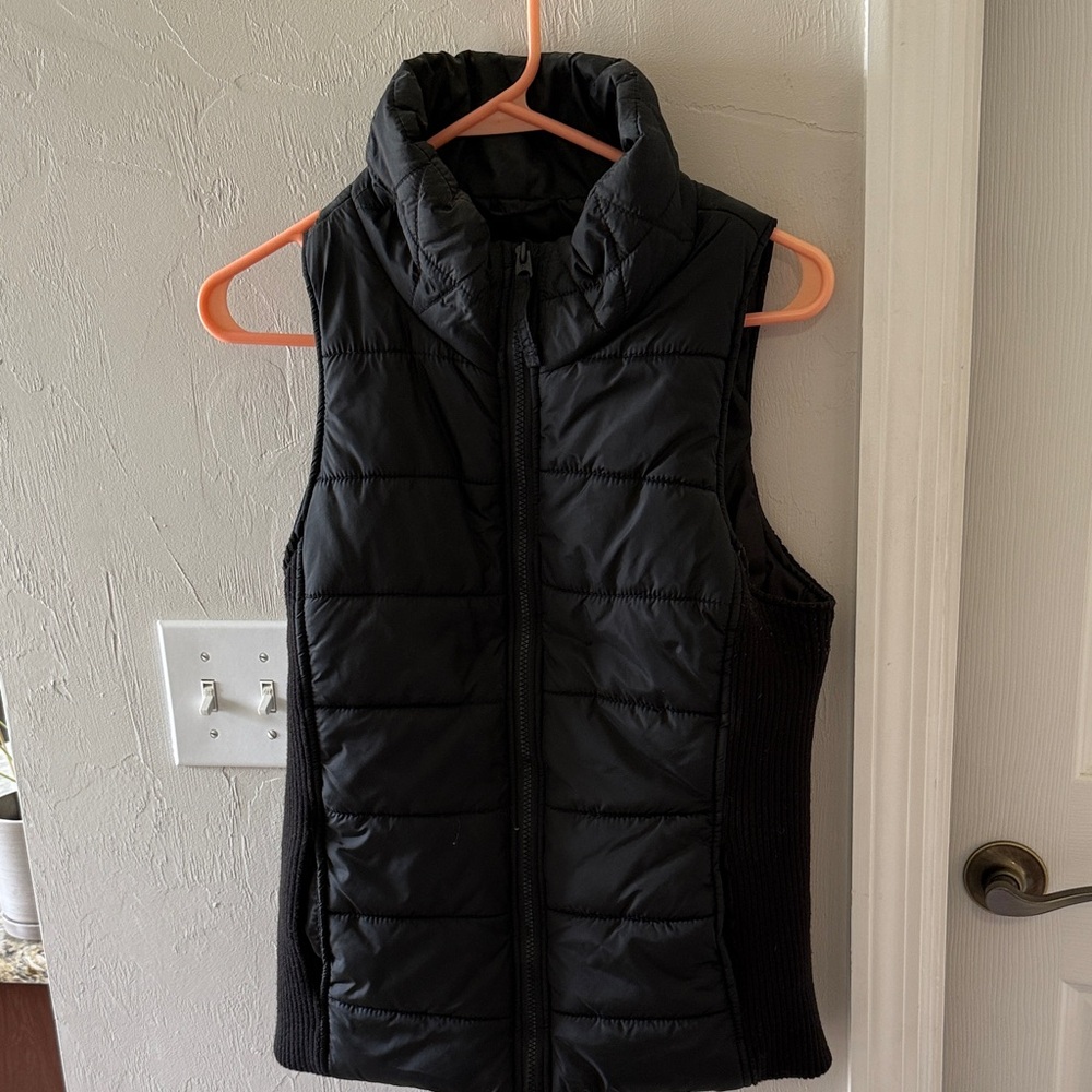 American Eagle black puffy vest
